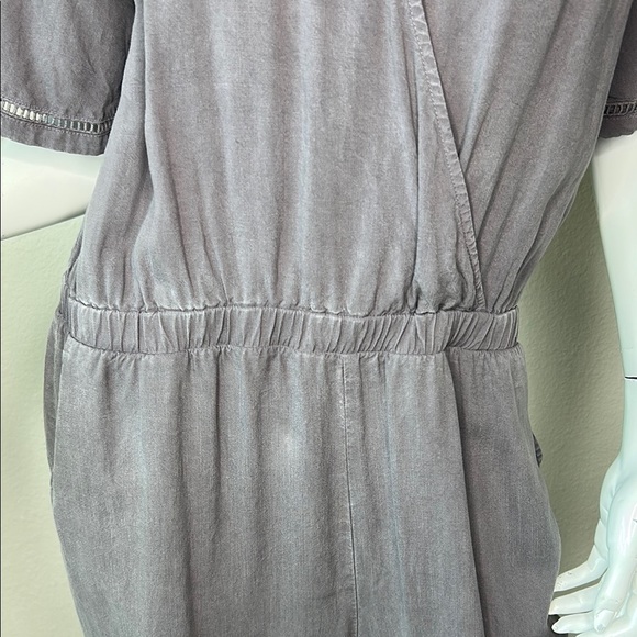 Cloth & Stone Gray Jumpsuit with V-Neck and Tapered Legs - Picture 3 of 16